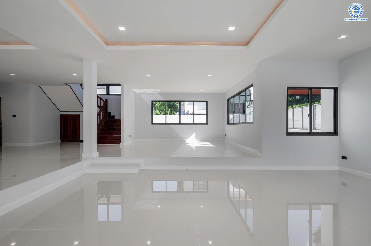 บ้านเดี่ยวฟิลคฤหาสน์มือสองตกแต่งใหม่ แบรนด์ LH ดีไซน์สุดหรูหรา โครงการ ลดาวัลย์ ปิ่นเกล้า เนื้อที่ 178.6 ตร.ว. บนพื้นที่ใช้สอยถึง 651.84 ตร.ม. ฟังก์ชันจัดเต็ม 5 ห้องนอน 7 ห้องน้ำ  1 ห้องแม่บ้าน จอดรถได้ถึง 3 คัน ทำเลศักยภาพติดถนนบรมราชชนนี เชื่อมต่อหลายเส้นทาง ใกล้มหาวิทยาลัยมหิดล และเซ็นทรัลศาลายา